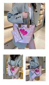 Detail der gesteppten Tragetasche in Metallic-Rosa mit Herz-Patches und Beutelset