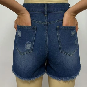 Détails du dos d'un short en jean taille haute avec bords effilochés et poches usées