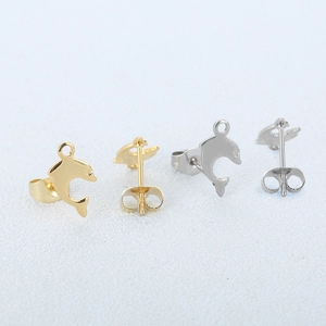 Detailansicht der Delfin-Ohrstecker in Gold und Silber mit sicherem Schmetterlingsverschluss