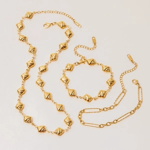 Detailaufnahme des 18K vergoldeten Edelstahl-Schmucksets mit Muschelperlen
