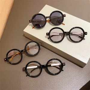Vue détaillée des lunettes de soleil rondes vintage pour enfants en noir et écaille