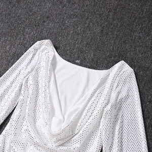 Détail de robe à paillettes blanches avec décolleté en U et texture brodée dense