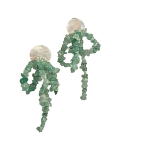 Boucles d'oreilles élégantes avec glands en pierre verte et clous en nacre blanche