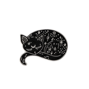 Spilla mistica a forma di gatto nero in smalto con dettagli di luna e stelle in argento