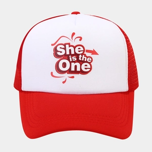 Detailansicht des She is the One Textdrucks auf rot-weißer Mesh-Trucker-Kappe