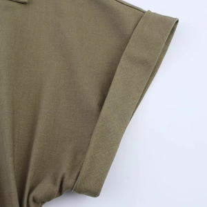 Dettaglio del vestito midi in lino verde militare con risvolto e trama del tessuto