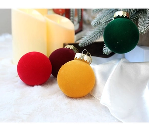 Gros plan de boules de Noël en velours floqué avec un éclairage festif chaleureux en fond