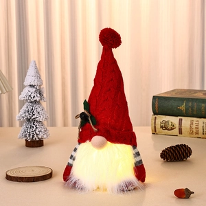 Detailansicht eines Weihnachtsgnoms mit leuchtendem Bart und roter Strickmütze