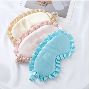 Detailansicht der Satin-Schlafmasken mit Rüschen in Gelb, Rosa und Hellblau