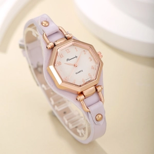 Détail d'une montre à quartz hexagonale or rose avec bracelet à clous violet clair