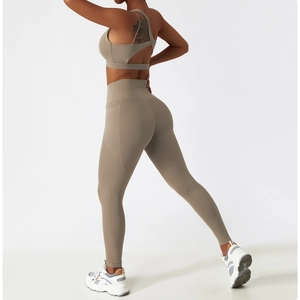 Vue arrière d'un ensemble de yoga respirant avec brassière à découpes et coutures galbantes