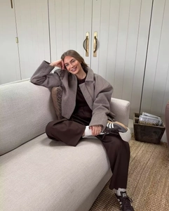 Vue détaillée d'une veste courte en tweed gris avec épaules tombantes et col texturé