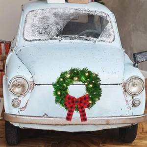 Gros plan d'une couronne de Noël lumineuse de 28cm avec nœud à carreaux rouges