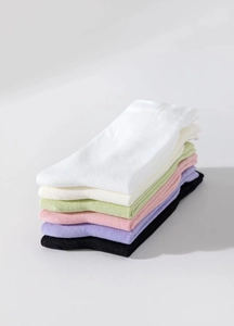 Dettaglio della trama a maglia e opzioni colore per calze di cotone senza cuciture