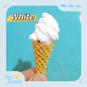 Vista macro di argilla crema bianca in miniatura su cono waffle per progetti fai da te
