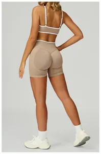 Détail du short de yoga taille haute avec couture galbante et passepoil blanc