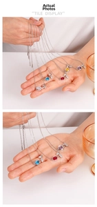 Détail de colliers pendentifs tulipes avec zircons colorés et chaîne argentée