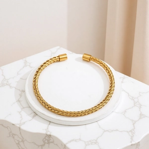Elegante bracciale rigido in acciaio inossidabile dorato con trama intrecciata