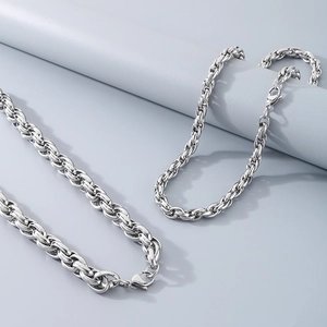 Vue détaillée du gros collier chaîne torsadée argentée avec fermoir mousqueton