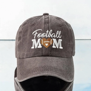 Détail de la broderie Football MOM sur une casquette en coton délavé gris foncé