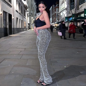Vue détaillée du pantalon évasé à taille haute pour femmes avec rayures texturées noires et blanches