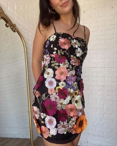 Detailaufnahme der 3D-Blumenstickerei in Pink und Lila auf schwarzem Netzkleid