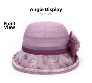 Vue de face d'un chapeau de soleil violet à large bord avec fleurs et nœud décoratif