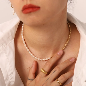 Détail du collier hybride avec perles d'eau douce blanches et billes en plaqué or 18K