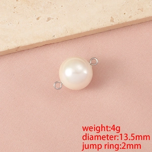 Dettaglio di perla crema da 13,5mm con anellini da 2mm e peso 4g per bigiotteria
