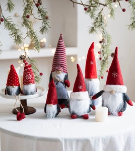 Détail de gnomes de Noël en peluche avec longues barbes et bonnets brodés de flocons