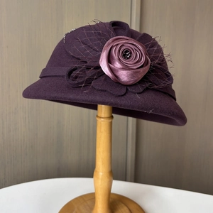 Eleganter dunkelvioletter Wollfilzhut mit Satinrose und Netzdetail für Damen