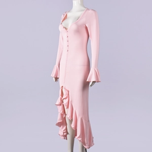Détail de robe rose à manches longues avec ourlet à volants et boutons élégants