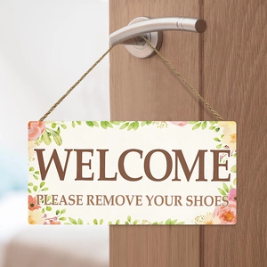 Florales Willkommensschild aus Holz mit Bitte Schuhe ausziehen Text und Aufhängung
