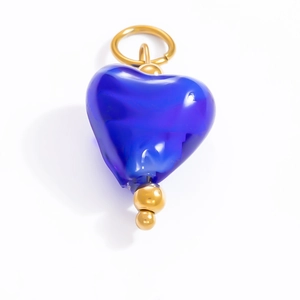 Detail eines 18k vergoldeten Edelstahl-Anhängers mit tiefblauem Herz-Charm-Element