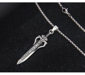 Dettaglio di una collana con ciondolo a spada in argento e trama vintage su nero
