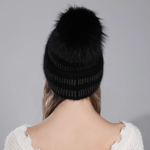 Bonnet en maille noire avec fil d'argent et pompon en fausse fourrure vue de l'arrière