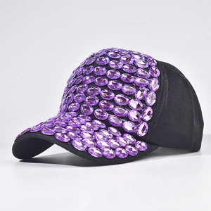Dettaglio di strass viola scintillanti e gemme incastonate su un cappellino da baseball nero