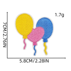 Vue détaillée de l'écusson brodé avec dimensions 7x5.8cm et motif de ballons