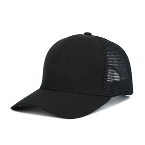 Seitenansicht der schwarzen Trucker-Cap mit atmungsaktivem Mesh und gebogenem Schirm