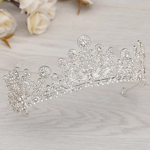 Elegantes silbernes Diadem mit funkelnden Kristallen für Hochzeiten oder Geburtstage
