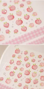 Vue macro de stickers nail art 3D gaufrés pêche rose avec détails de feuilles en relief