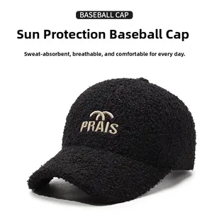 Détail de la broderie PRAIS sur casquette de baseball noire en laine d'agneau