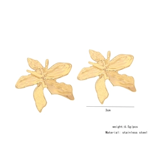 Detailansicht goldener Blumenohrringe mit Angabe von 3cm Größe und 6,5g Gewicht