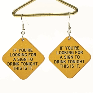 Boucles d'oreilles créatives en bois avec citation humoristique pour l'Oktoberfest