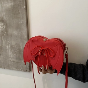 Borsa a tracolla rossa a forma di cuore con ali di pipistrello e lacci stile gotico