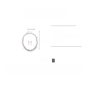 Détail de parure collier et boucles d'oreilles perles et strass avec mesures précises