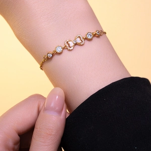 Vergoldetes Schmetterling-Armband mit Zirkon-Inlay für einen eleganten Damenstil