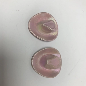 Dettaglio di due mini cappelli da cowboy rosa olografici per decorazioni e fai-da-te