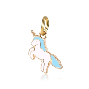 Dettaglio di un ciondolo a forma di unicorno con smalto blu e bianco su metallo dorato
