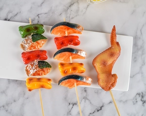 Spiedini barbecue realistici finti con salmone, ali di pollo e peperoni per esposizione